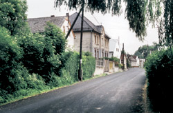 Die Dorfstrasse mit dem  alten Elternhaus
